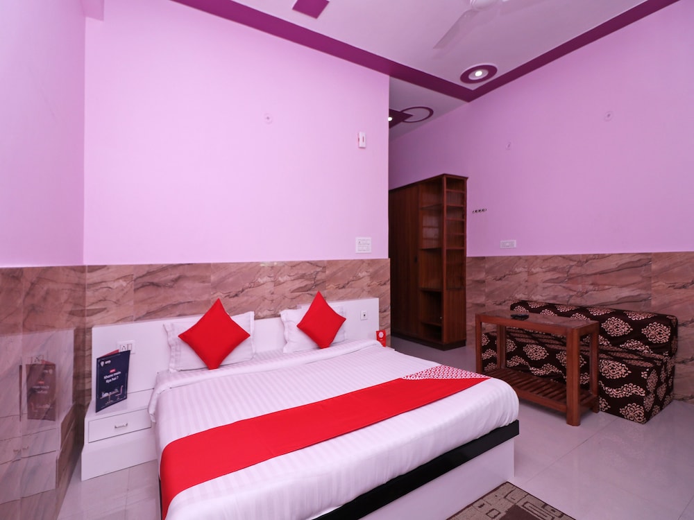 OYO 12065 Hotel Raj Palace in Mathura, India