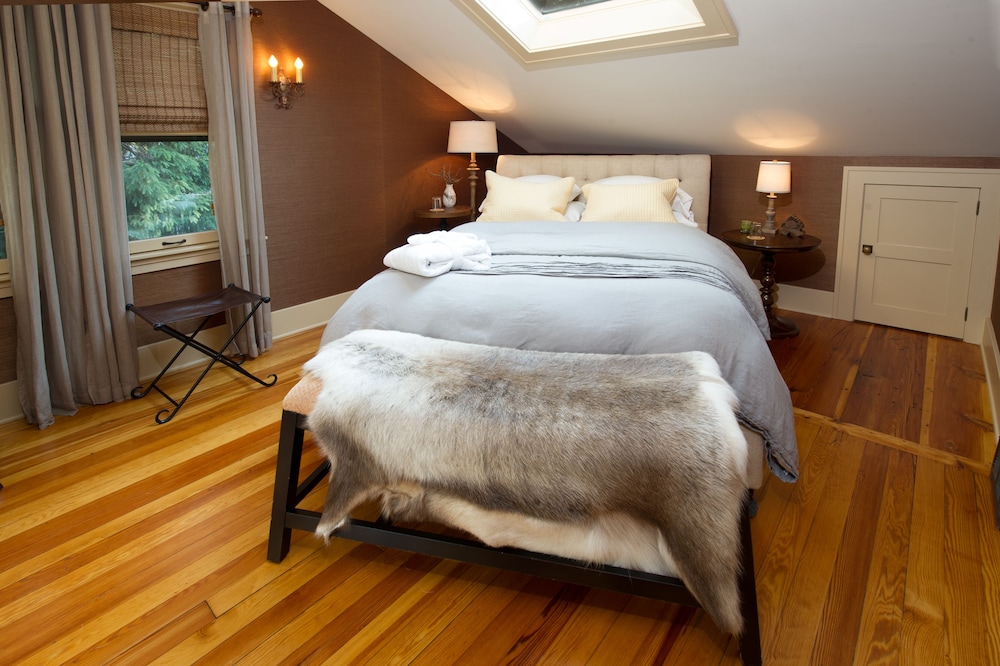 Kara’s Kottages @ N Clarendon St in Kalamazoo, United States