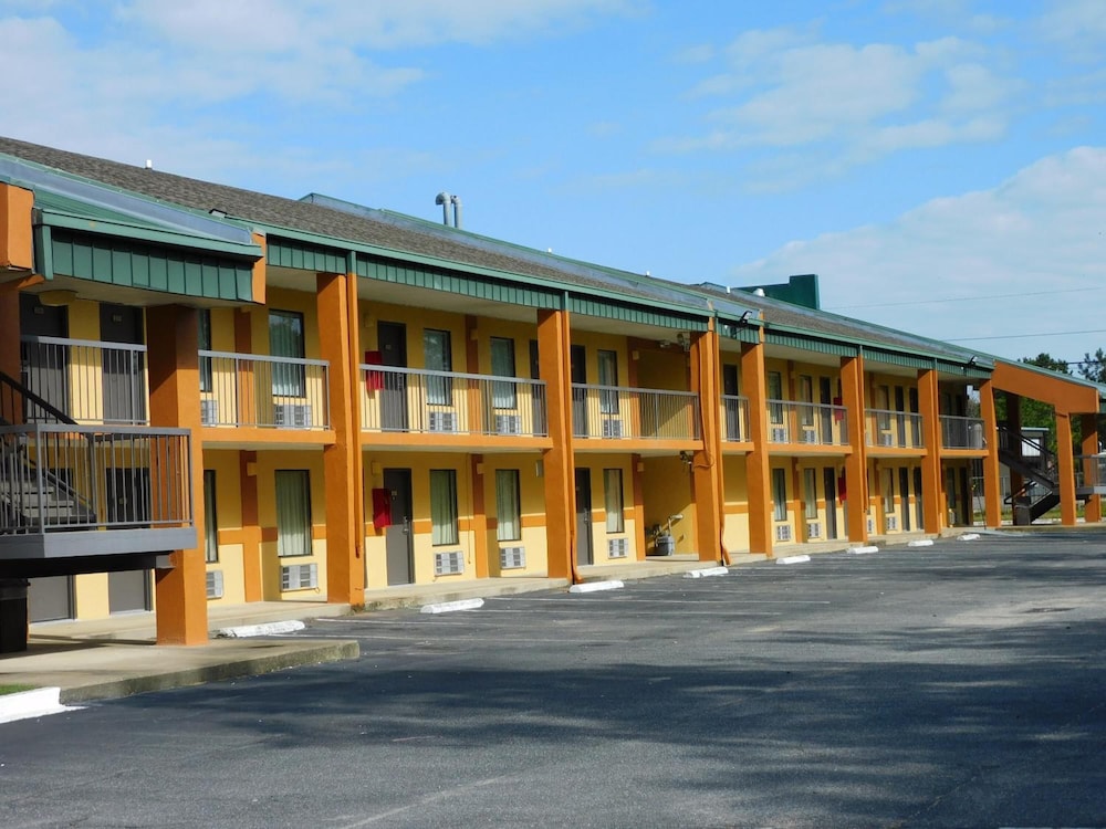 Camilla Inn & Suites - photo 35