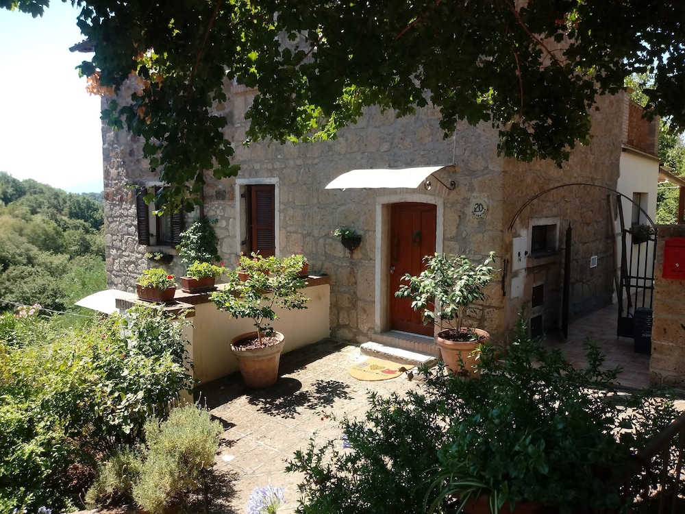 Stunning 1 bed House in Castel Cellesi Italy — 4-Star Luxury Hotel in Bagnoregio, Italy
