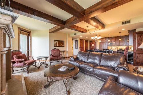 Luxury Resort Ski In Ski Out Hyatt Centric Residence 1BR Condo Pool Gym Hot tub Restaurant More — 4-Star Luxury Hotel in Bridgeport, United States
