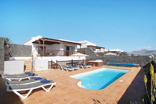Villa Jeamir I — 4-Star Luxury Hotel in Playa Blanca, Spain