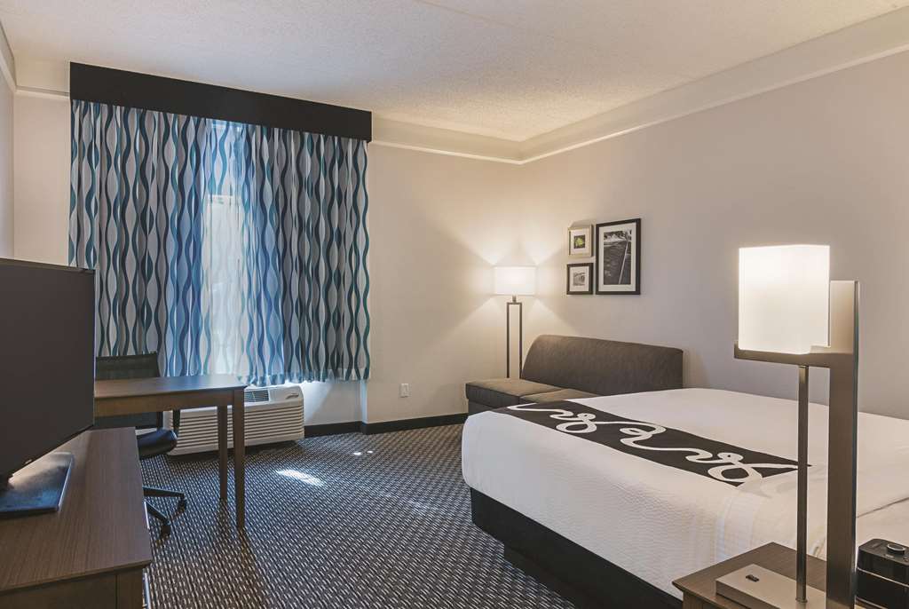 La Quinta Inn & Suites by Wyndham Orlando UCF - photo 22