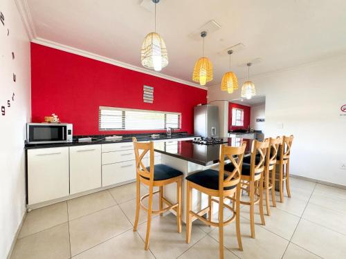 Spacious Shared 3 Bedroom Villa Near Bloubergstrand Beach with Pool & Free Wi Fi