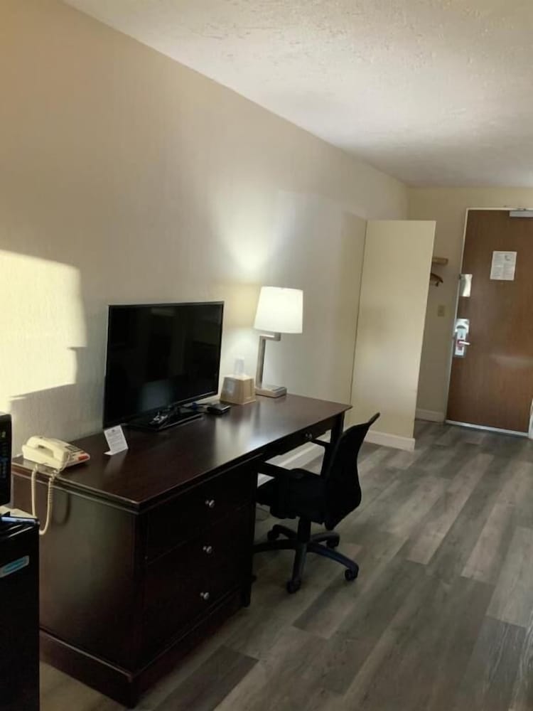 Perry Inn & Suites National Fairground I 75 - photo 14