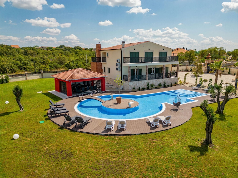 Villa Leon ZadarVillas — 4-Star Luxury Hotel in Policnik, Croatia
