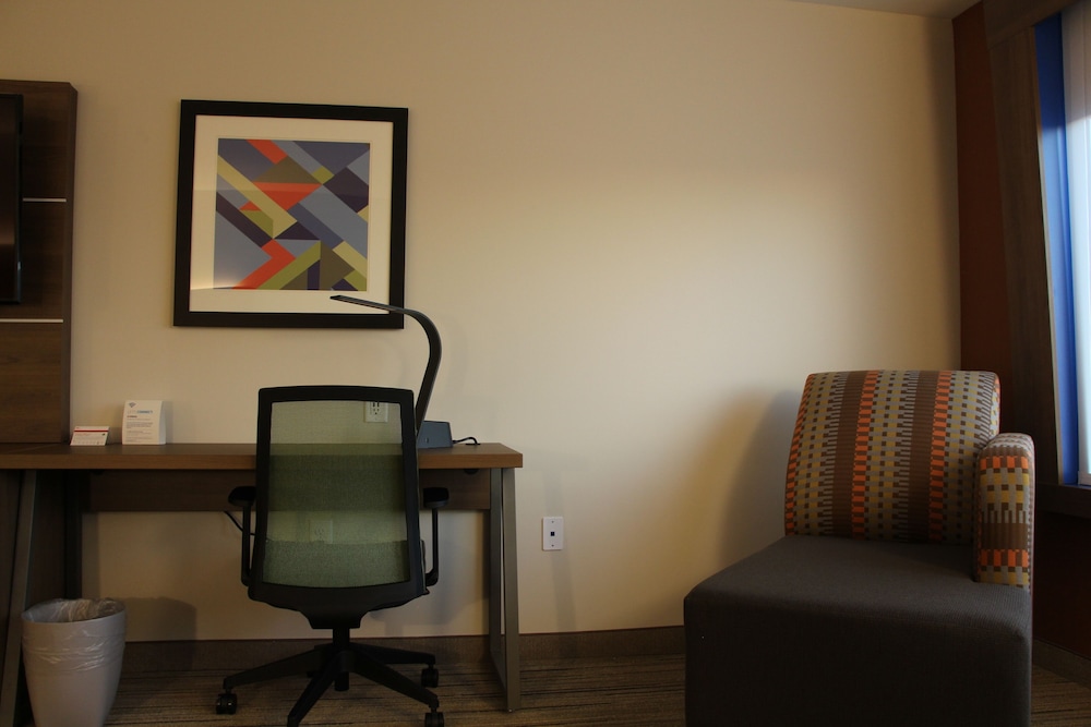 Holiday Inn Express & Suites Phoenix Airport North by IHG - photo 43