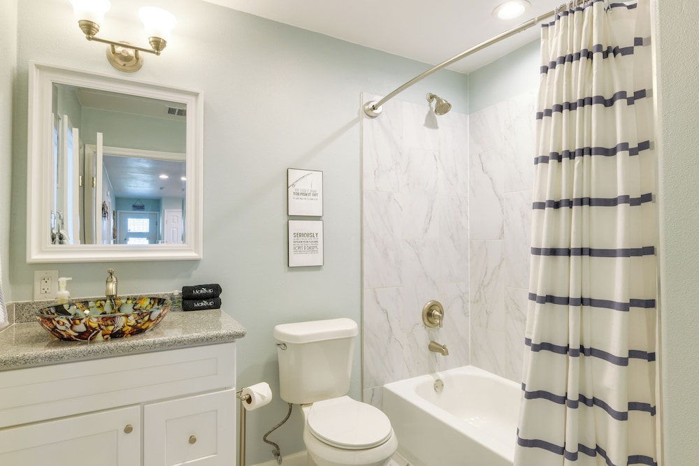 Heron Bay Cottage with Patio in Rockport — 4-Star Luxury Hotel in Rockport, United States