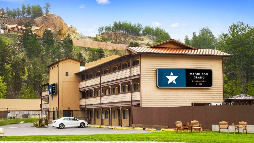 Magnuson Grand Rushmore View - carbon neutral hotel in Keystone