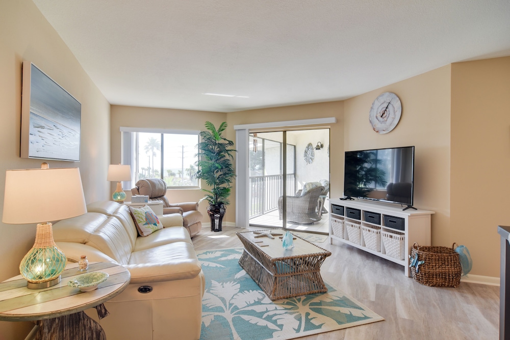 Walk to Bradenton Beach Gulf View Home with Lanai — 4-Star Luxury Hotel in Bradenton Beach, United States