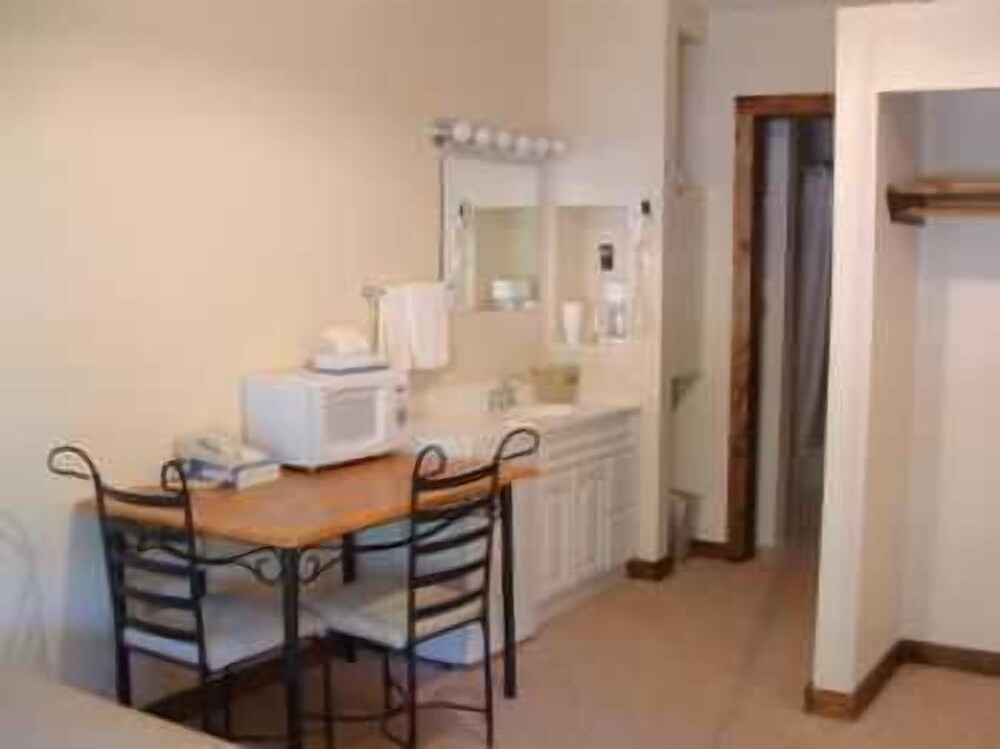 Black Hills Inn & Suites - photo 9
