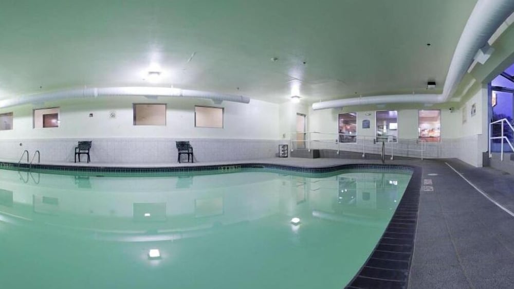 Holiday Inn Express Hotel & Suites by IHG - photo 11