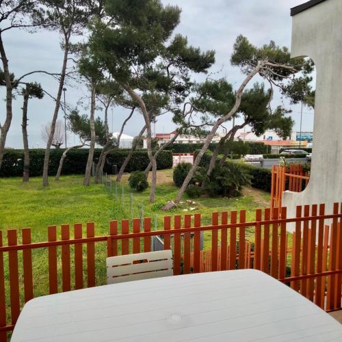 M126 Marcelli trilocale fronte mare in residence con piscina — 4-Star Luxury Hotel in Marcelli, Italy
