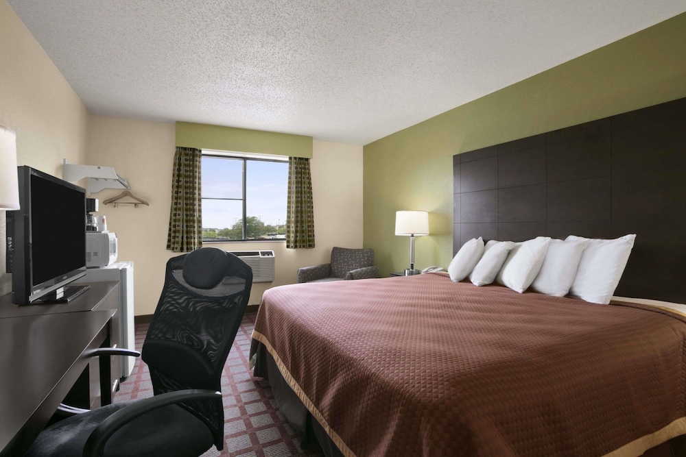 Super 8 by Wyndham Saginaw - photo 21