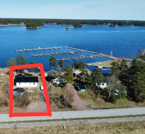 Modernt fritidshus med havsutsikt Mönsteråsviken — hotel in Moensteras