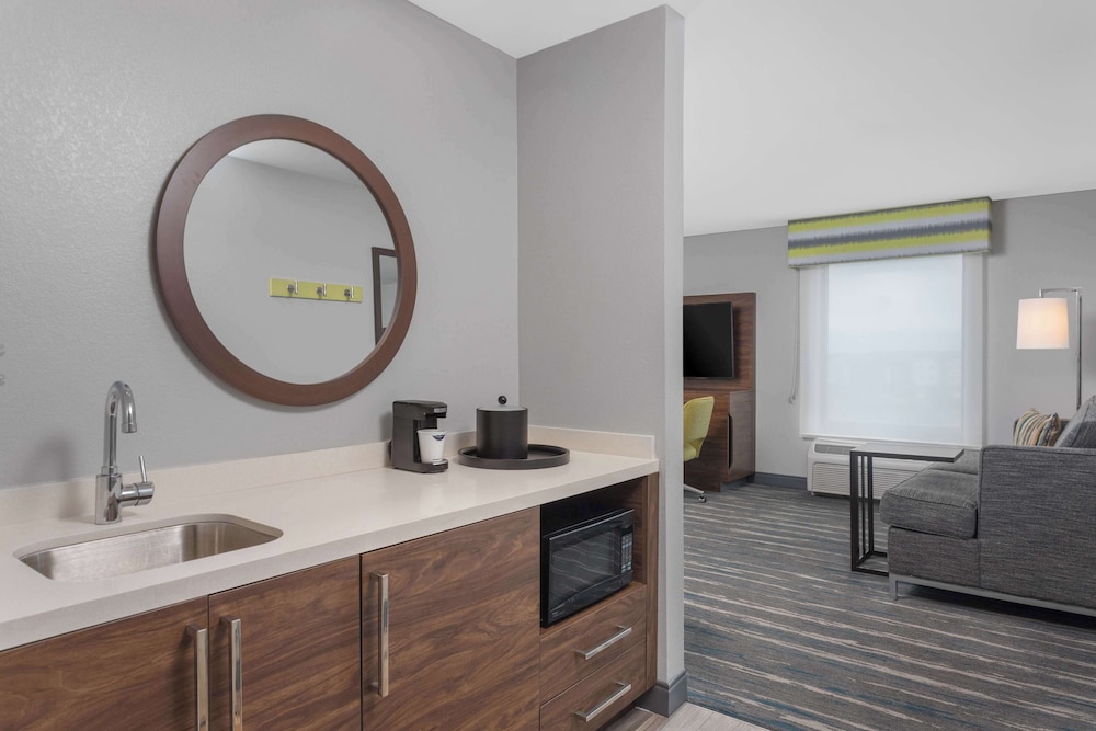 Hampton Inn & Suites Lincoln Northeast I 80 - photo 13