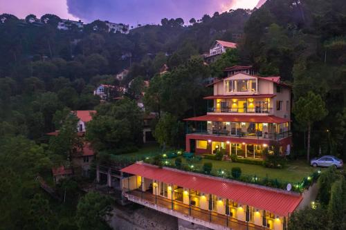StayVista at Ludlow House Luxury Hill stay with Sauna Near Mall Road Kasauli — 4-Star Luxury Hotel in Kasauli, India