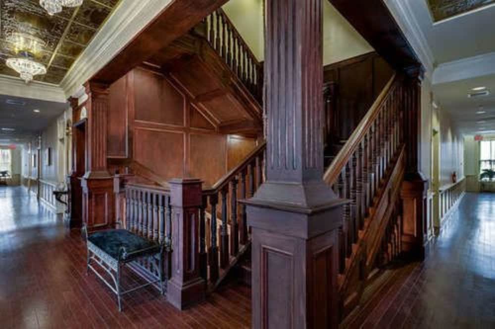 Historic Elgin Hotel - last minute hotel in Marion