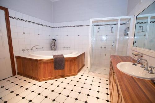 Inglenook Cottage Healesville — 4-Star Luxury Hotel in Healesville, Australia