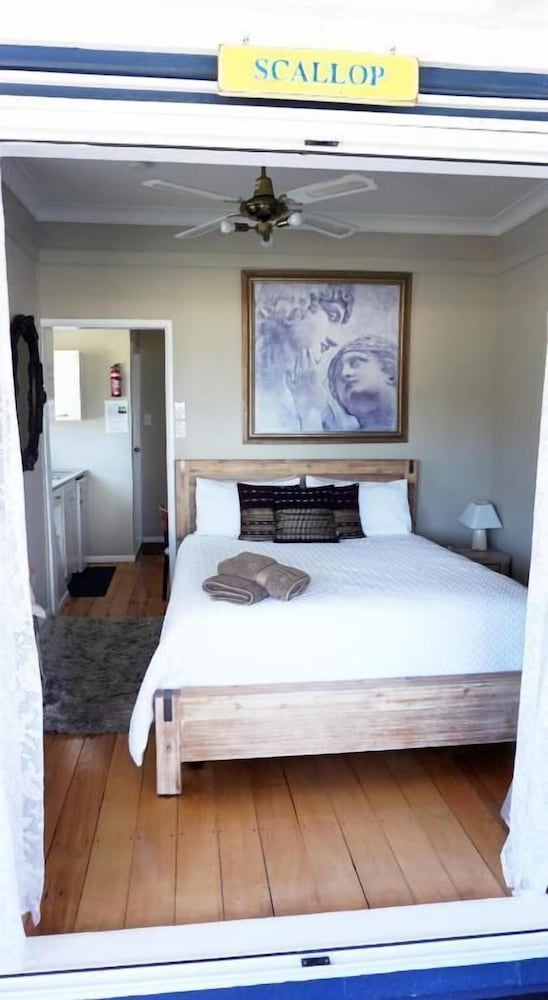 Nana Glad’s Beach Front Accommodation in Whitianga, New Zealand