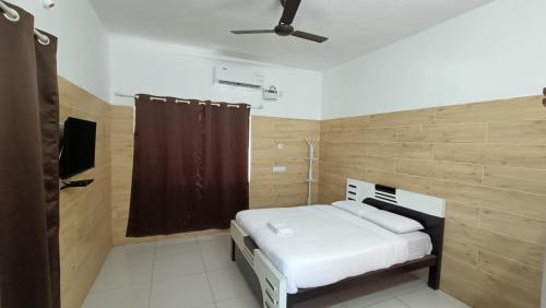 The Elite Inn in Seven Pagodas, India