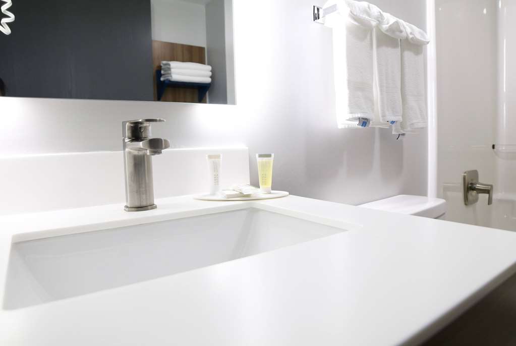 Microtel Inn & Suites by Wyndham Charlotte Northlake - photo 10