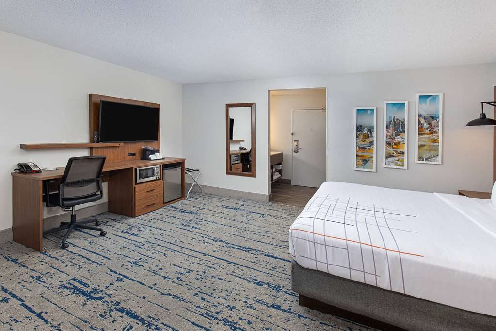 La Quinta Inn & Suites by Wyndham Nashville Airport - photo 19