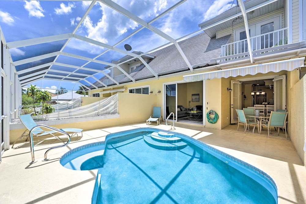 Pool and Boat Dock Waterfront Cape Coral Townhome — 4-Star Luxury Hotel in Cape Coral, United States