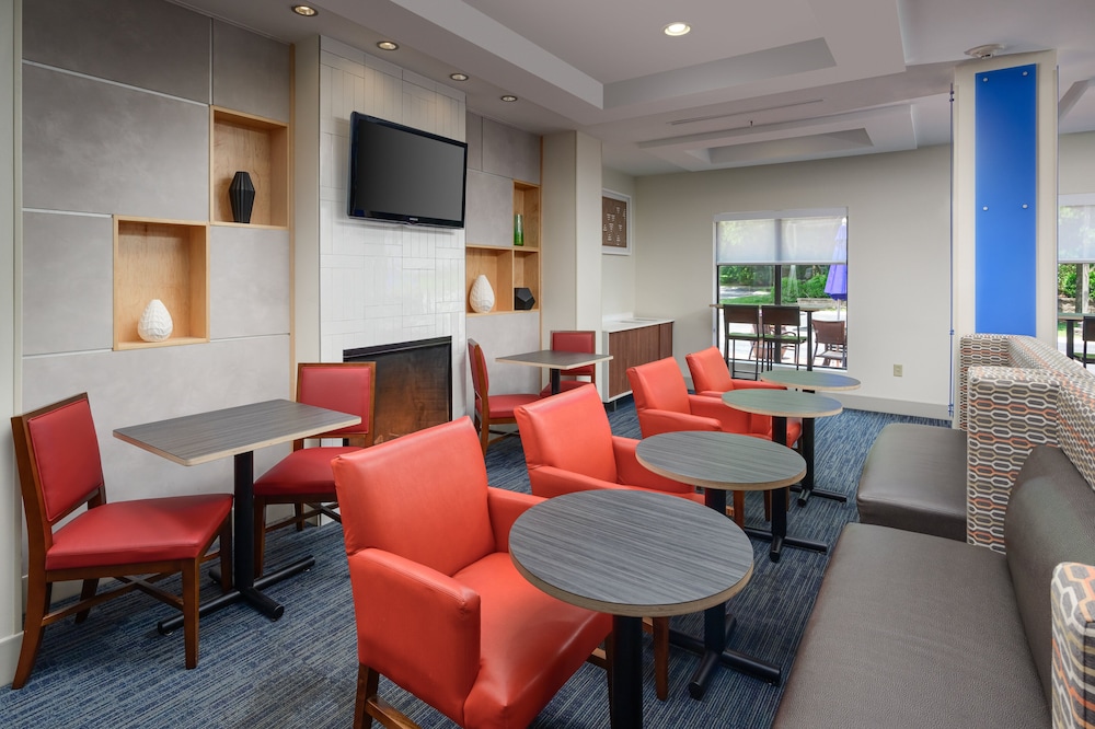 Holiday Inn Express Hotel & Suites Tullahoma by IHG - photo 35