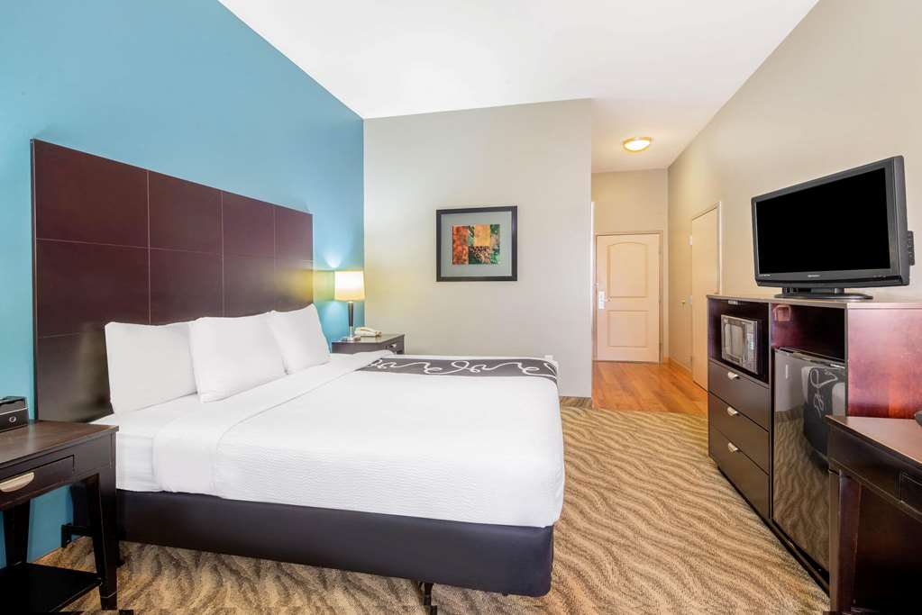 La Quinta Inn & Suites by Wyndham Glen Rose - photo 37