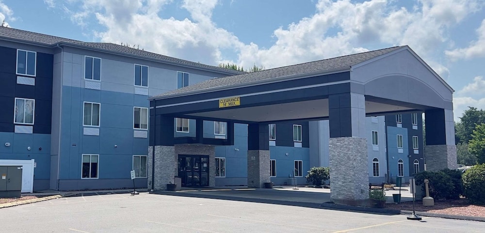 Manchester Inn and Suites - photo 2