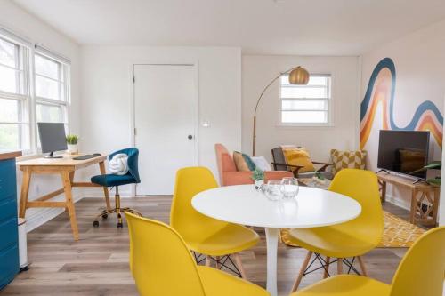 Retro Retreat: 1br home w WFH desk livingroom and fire pit — 4-Star Luxury Hotel in Kingston, United States