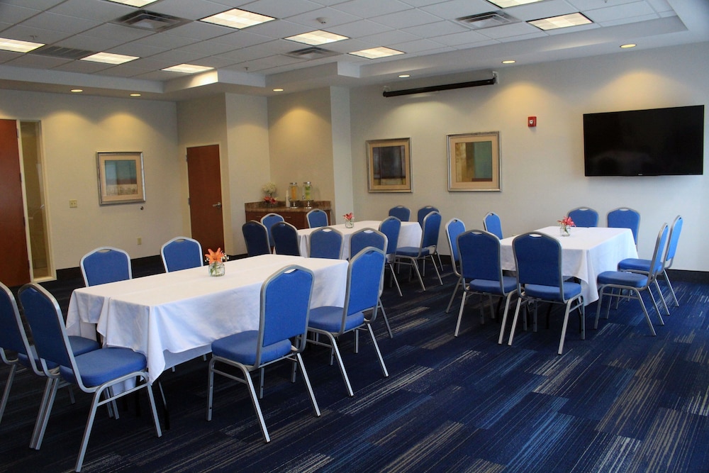 Holiday Inn Express Leland Wilmington Area by IHG - photo 42
