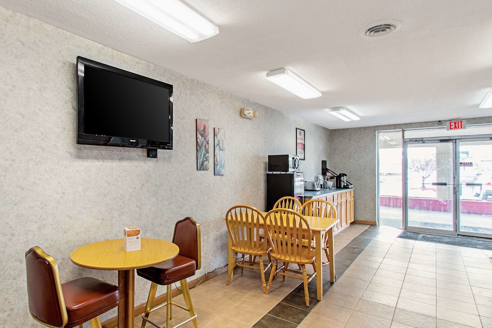 Econo Lodge Utica - photo 10