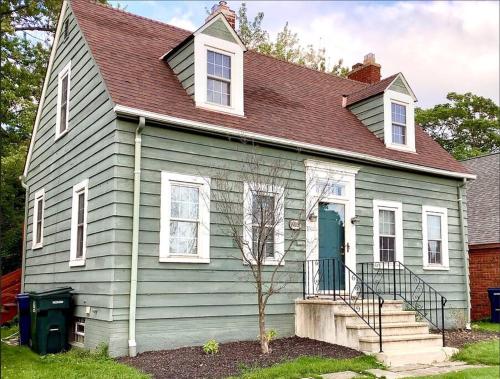 Cute 2 Bedroom Home Huge backyard near downtown — 4-Star Luxury Hotel in Cleveland, United States