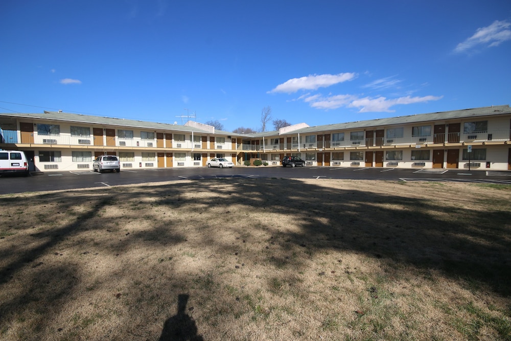 Royal Inn Charlotte Airport Hotel - photo 16