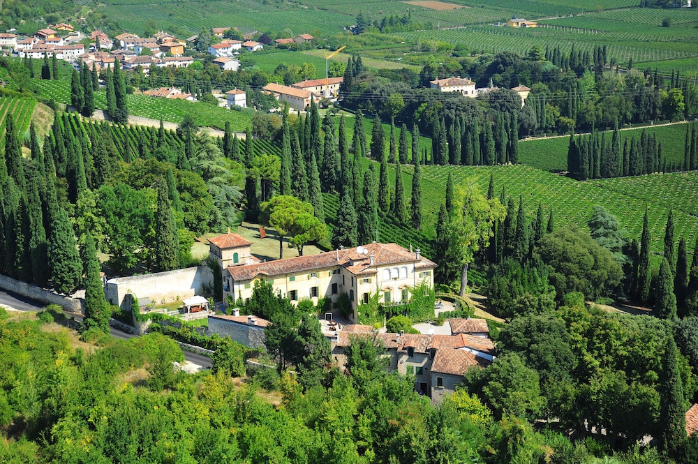 Villa Betteloni — 4-Star Luxury Hotel in San Pietro In Cariano, Italy