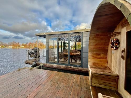 NEW Little Asia Stunning Boathouse on a lake Near Amsterdam with Sauna in Vinkeveen, Netherlands