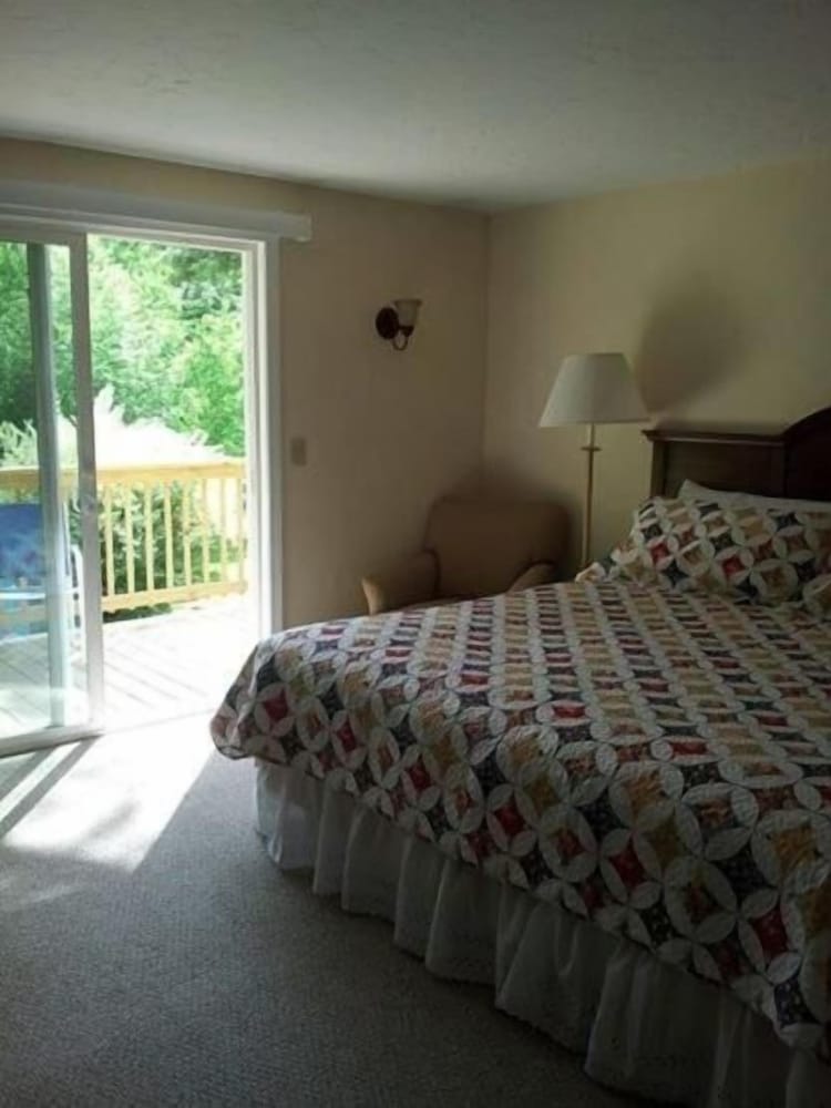 Lake Winnipesaukee Motel - photo 13