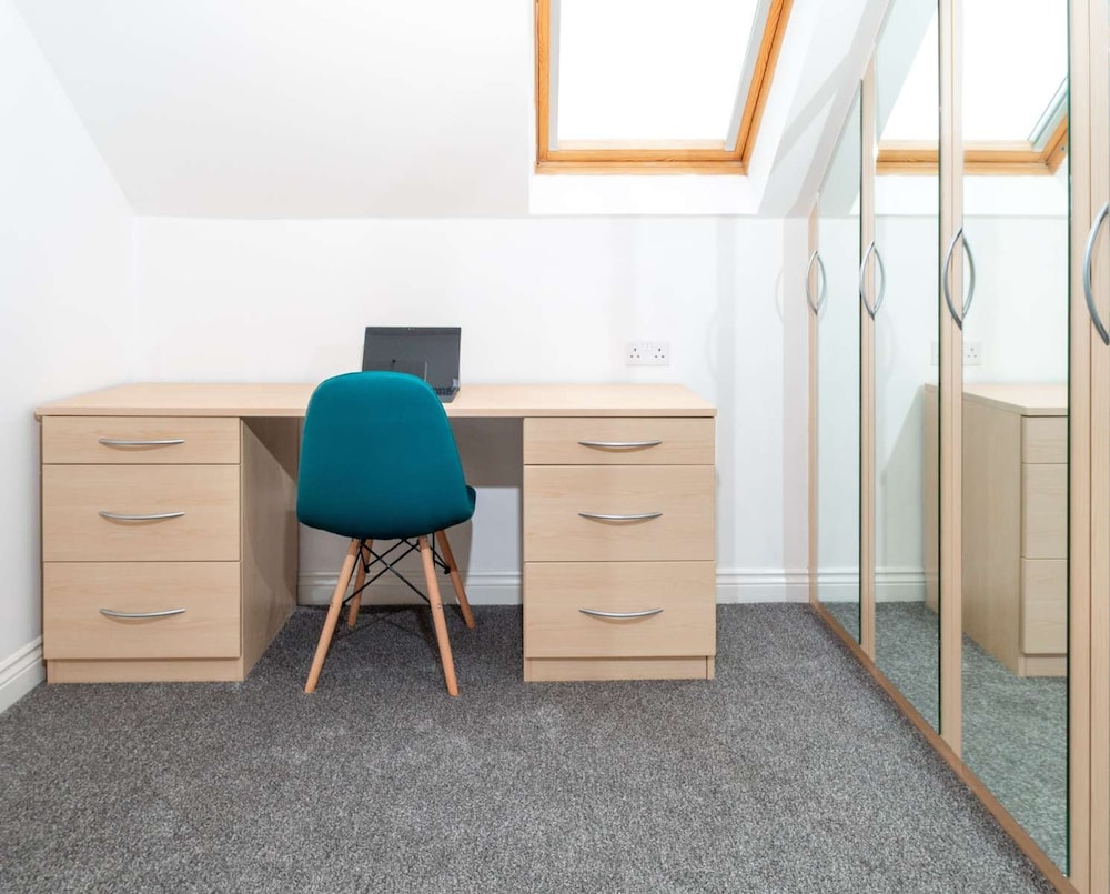 4br Westlake Accommodation — Peterborough