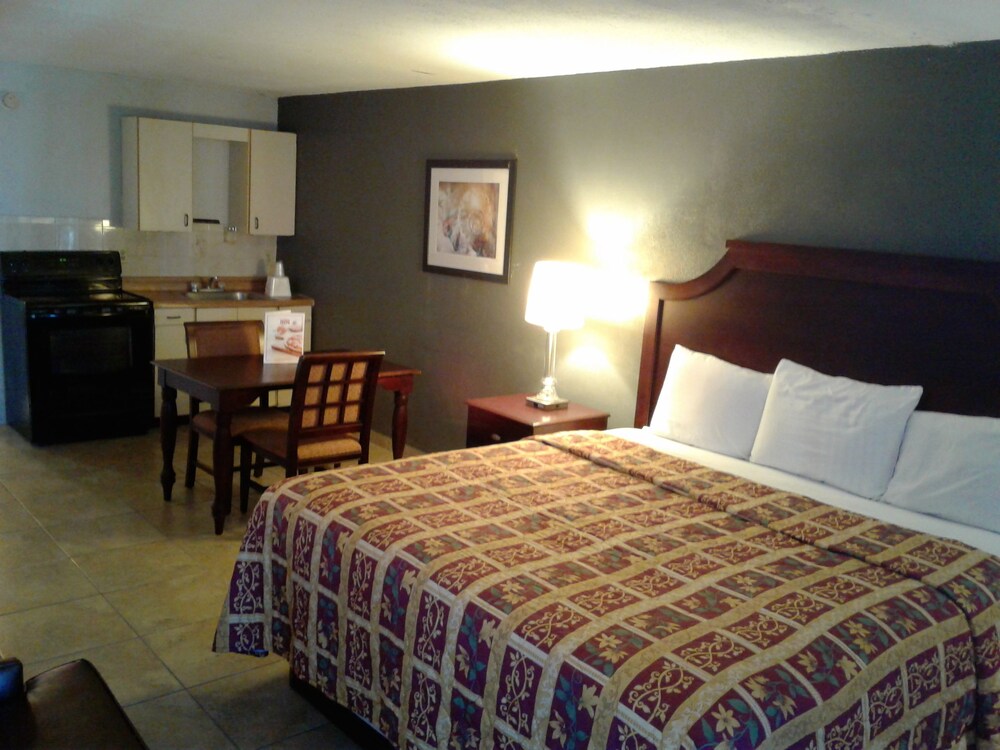 Express Inn & Suites 5 Miles from St Petersburg Clearwater Airport - photo 9