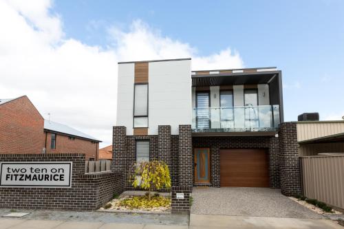 TWO TEN Sleeps 10 Luxury CBD Accommodation — 4-Star Luxury Hotel in Wagga Wagga, Australia