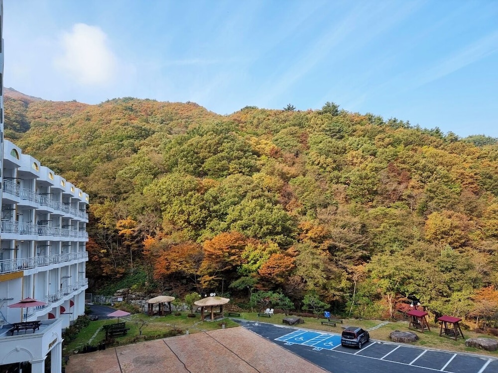 Junsung Resort - carbon neutral hotel in Kurye