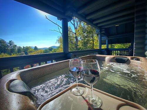 Bearless Whisper a Beautiful Romantic Cabin Located Under a Mile from Soaky Mountain Water Park — 4-Star Luxury Hotel in Sevierville, United States