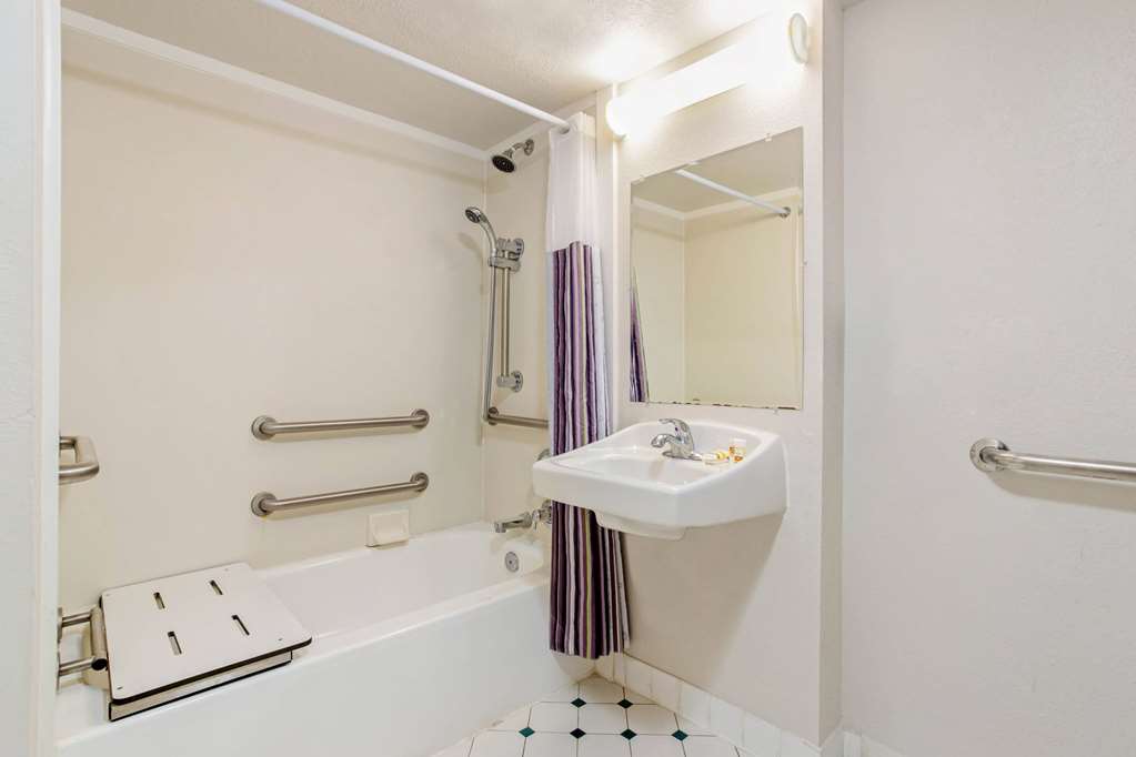 La Quinta Inn Tampa Bay Pinellas Park Clearwater - photo 33