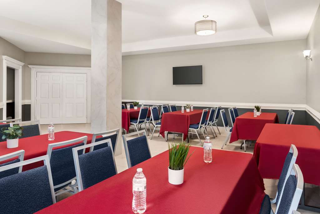 La Quinta Inn & Suites by Wyndham Brownsville North - photo 53