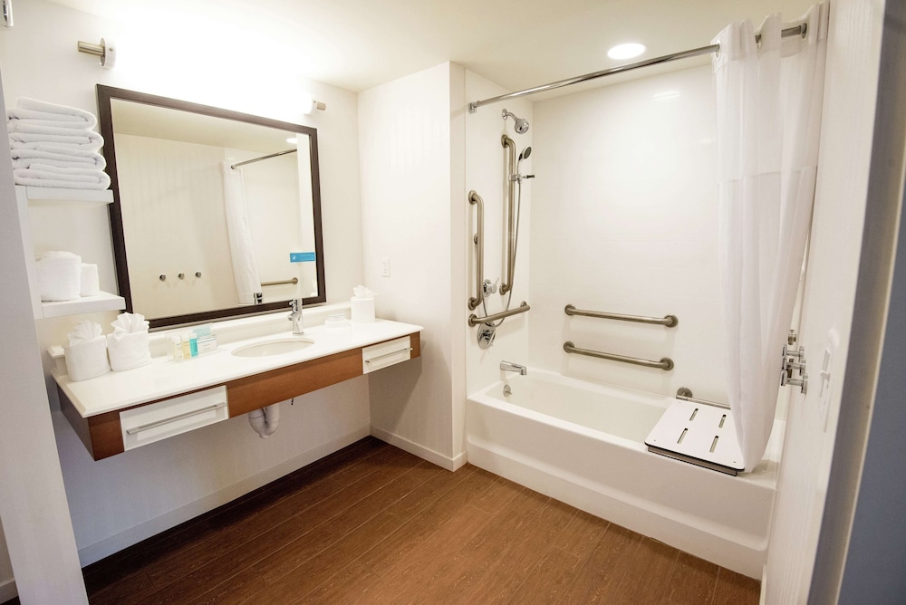 Hampton Inn and Suites Manchester - photo 24