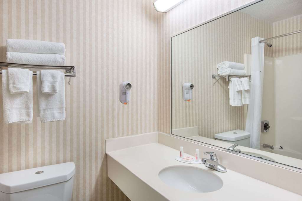 Baymont by Wyndham Bartonsville Poconos - photo 5