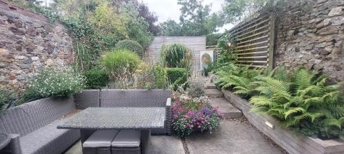 Sophisticated Seafront 3BD Suntrap Landscaped Yard — 4-Star Luxury Hotel in Dublin, Republic of Ireland