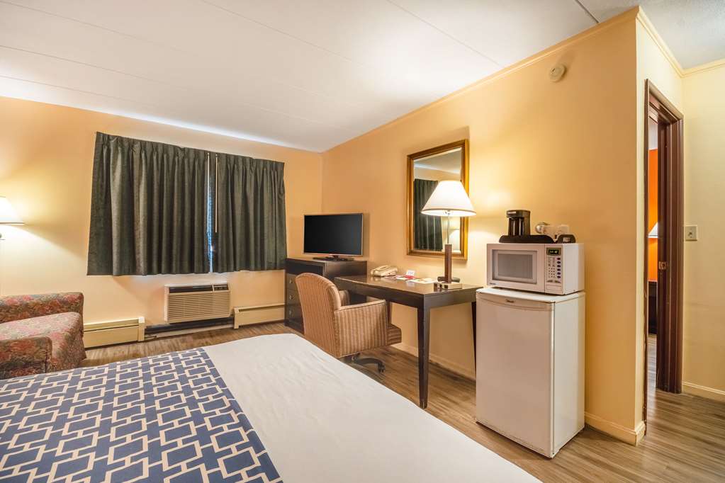 Econo Lodge Inn & Suites Windsor Locks Bradley Airport - photo 16